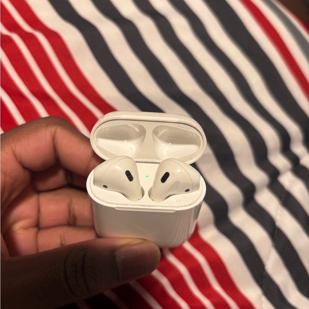 Apple Airpods first gen.